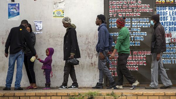 Африканци чекају у реду за продавницу - Sputnik Србија