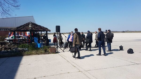 Новинарске екипе стигле су на батајнички аеродром и припремају се за слетање руског авиона  - Sputnik Србија