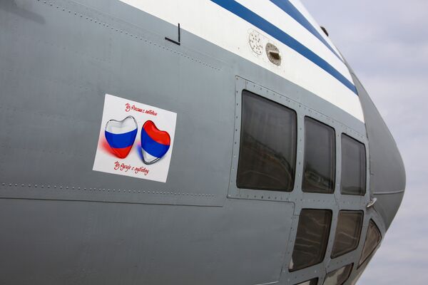 Руски авион који допрема помоћ Србији са натписом „Из Русије с љубављу“ - Sputnik Србија
