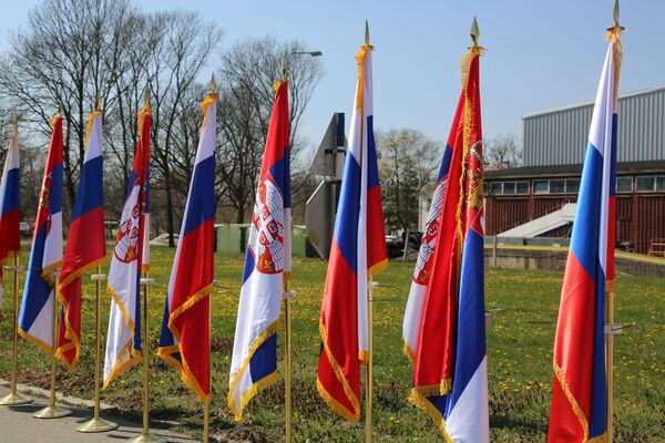 Заставе Србије и Русије на аеродрому Батајници - Sputnik Србија