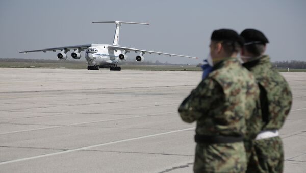”Иљушин” са помоћи из Русије на аеродрому у Батајници - Sputnik Србија