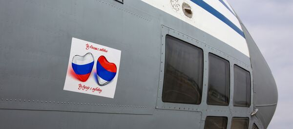 Nalepnica na avionu ”Iz Rusije s ljubavlju” Nalepnica na avionu ”Iz Rusije s ljubavlju” - Sputnik Srbija