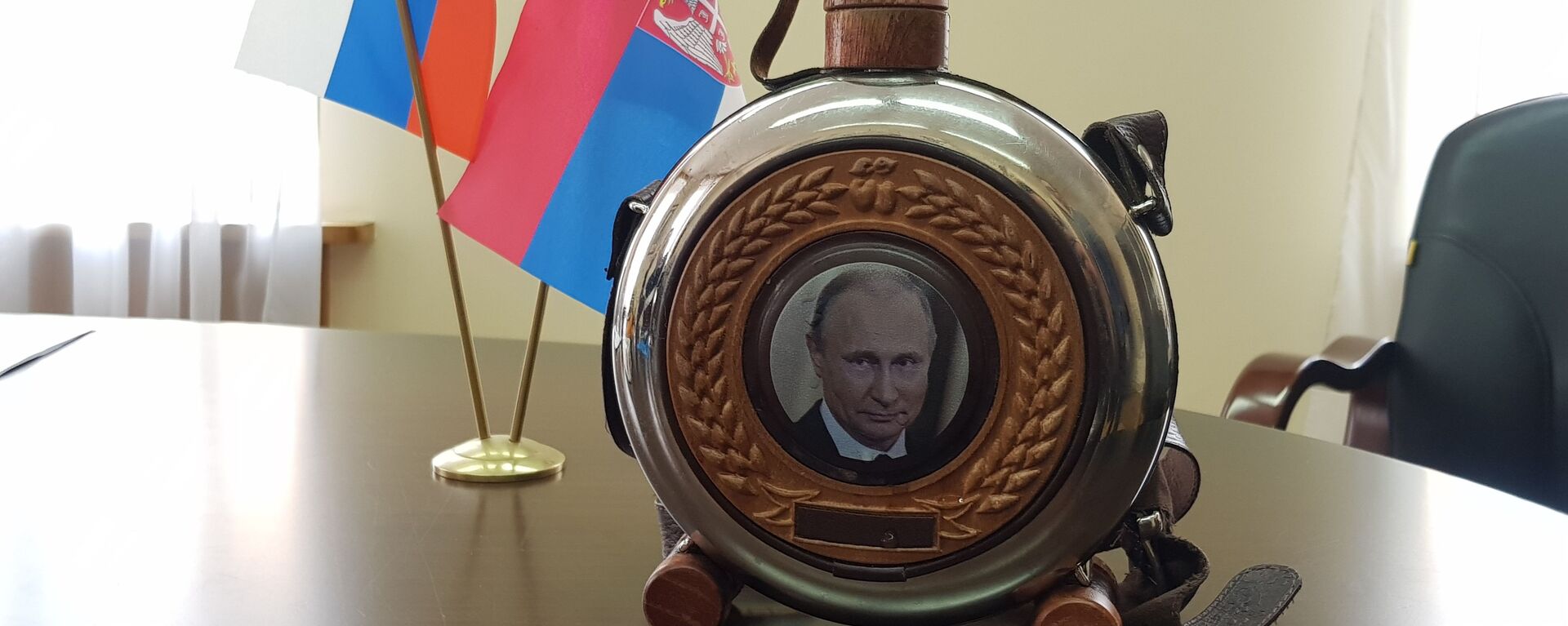 Чутура са ликом Владимиром Путина коју је Милован донео на поклон председнику Русије - Sputnik Србија, 1920, 20.05.2025