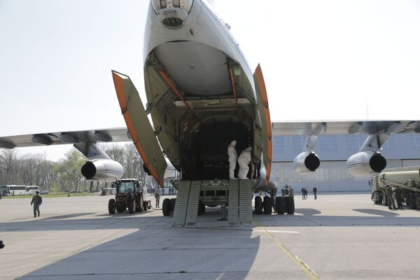„Иљушин“ са помоћи из Русије на аеродрому у Батајници - Sputnik Србија