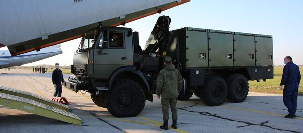 ”Iljušin” sa pomoći iz Rusije na aerodromu u Batajnici  - Sputnik Srbija