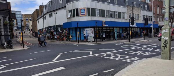 Чекање у реду испред продавнице - Sputnik Србија