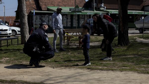 Полиција у Звездарској шуми у Београду за време ванредног стања - Sputnik Србија