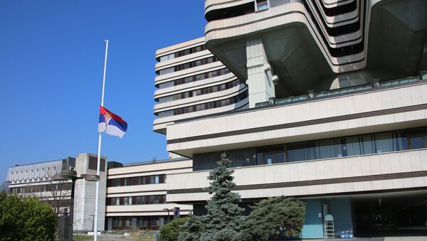 Zastava Srbije na pola koplja ipsred zgrade VMA - Sputnik Srbija