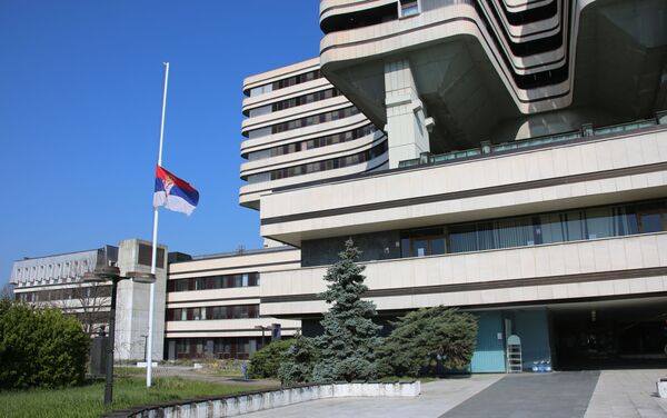Застава Србије на пола копља ипсред зграде ВМА - Sputnik Србија