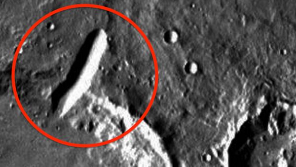 Skrinšot satelitske slike površine Marsa, crvenom bojom zaokruženo je ono što Skot Voring naziva zgradom na ivici kratera. - Sputnik Srbija
