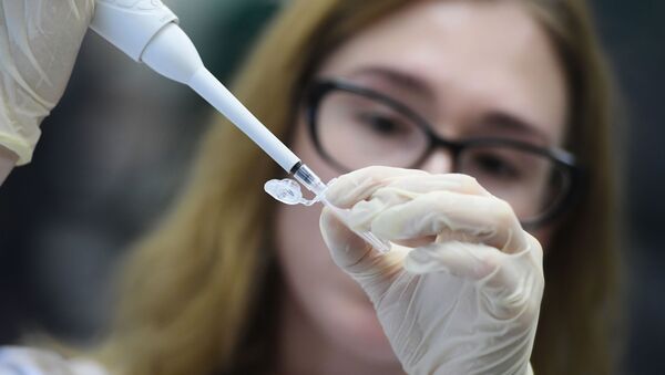 Лаборант испитује вакцину за вирус корона - Sputnik Србија