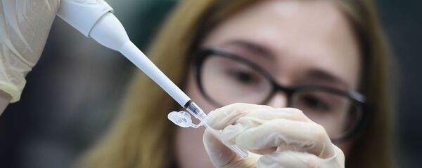 Лаборант испитује вакцину за вирус корона Лаборант испитује вакцину за вирус корона - Sputnik Србија