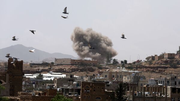 Vazdušni napad saudijske koalicije na Sanu u Jemenu - Sputnik Srbija