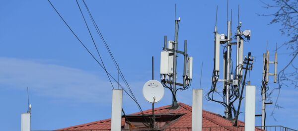 Антене за мобилну телефонију на крову куће. Због епидемије вируса корона, многи запослени раде од куће, па интернет-компаније примећују значајан пораст интернет-саобраћаја. - Sputnik Србија