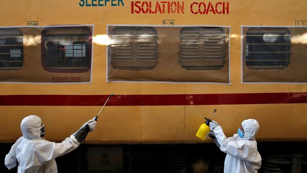 Dezinfekcija vozova u Indiji, koji se pretvaraju u bolnice za lečenje od virusa korona - Sputnik Srbija