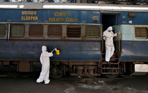 Дезинфекција возова у Индији, који се претварају у болнице за лечење од вируса корона - Sputnik Србија