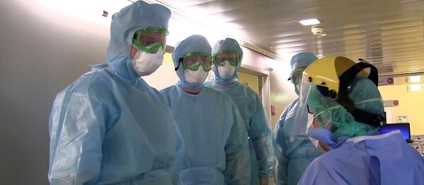 Podgotovka vračeй iz RF i Italii k priemu pacientov v polevom gospitale v Bergamo Podgotovka vračeй iz RF i Italii k priemu pacientov v polevom gospitale v Bergamo - Sputnik Srbija