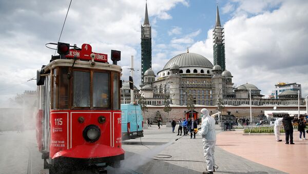 Dezinfenkcija tramvaja u centru Istanbulu radi sprčavanja širenja virusa korona. - Sputnik Srbija