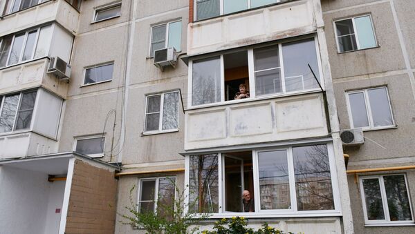 Становници зграде у Краснодару на балконима током самоизолације због епидемије вируса корона - Sputnik Србија
