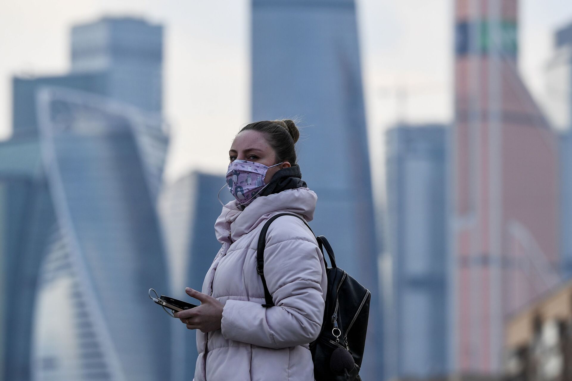 Девојка са маском поред трговинског центра у Москви - Sputnik Србија, 1920, 20.07.2025