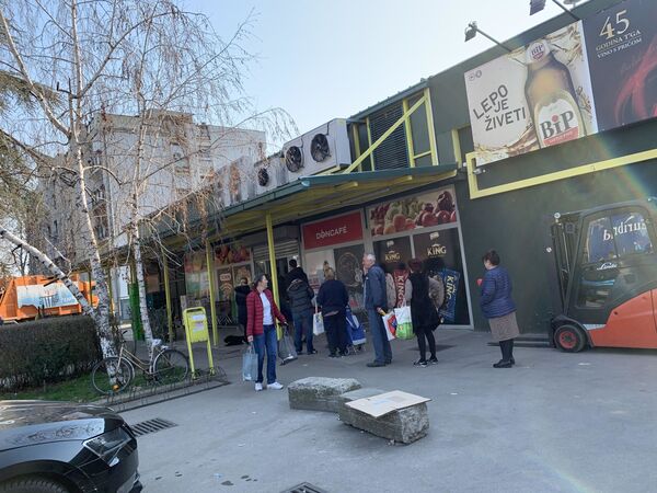 Без панике и јурњаве у продавнице! Савети пред најдужи полицијски час у модерној историји Србије Без панике и јурњаве у продавнице! Савети пред најдужи полицијски час у модерној историји Србије - Sputnik Србија