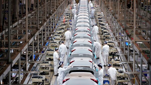 Запослени на производној линији у фабрици „Хонда“ у Вухану - Sputnik Србија
