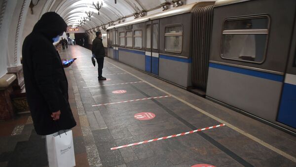 Путници у московском метроу за време епидемије вируса корона - Sputnik Србија