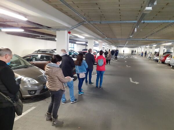 Већ од ране зоре огромне гужве у продавницама пред полицијски час /видео, фото/ Већ од ране зоре огромне гужве у продавницама пред полицијски час /видео, фото/ - Sputnik Србија