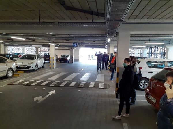 Већ од ране зоре огромне гужве у продавницама пред полицијски час /видео, фото/ Већ од ране зоре огромне гужве у продавницама пред полицијски час /видео, фото/ - Sputnik Србија