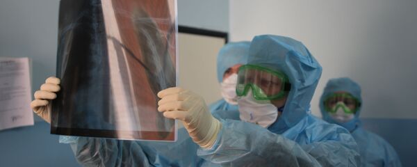 Ruski lekar gleda snimka pluća - Sputnik Srbija