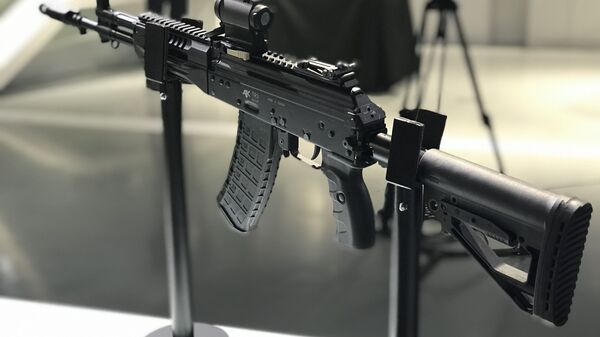 Automatska puška AK TR3, koja predstavlja civilnu verziju automata AK-12 koji koriste jedinice kopnene vojske Oružanih snaga Rusije. - Sputnik Srbija