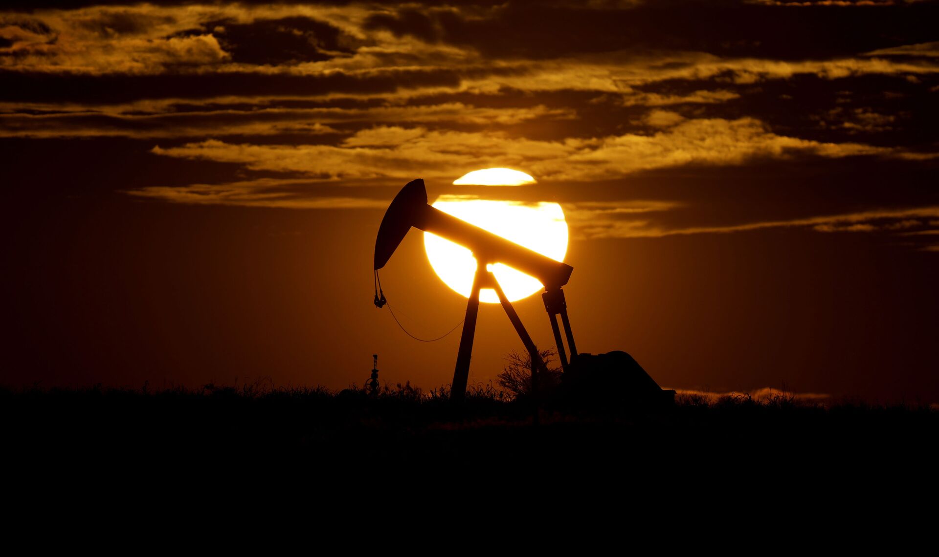 Zalazak sunca iza crpne pumpe za naftu u Teksasu - Sputnik Srbija, 1920, 19.02.2023