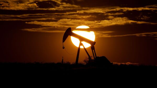 Залазак сунца иза црпне пумпе за нафту у Тексасу - Sputnik Србија