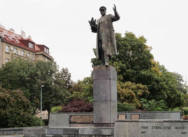Шојгу упозорио: Русија неће немо посматрати уклањање споменика совјетском ослободиоцу Прага Шојгу упозорио: Русија неће немо посматрати уклањање споменика совјетском ослободиоцу Прага - Sputnik Србија