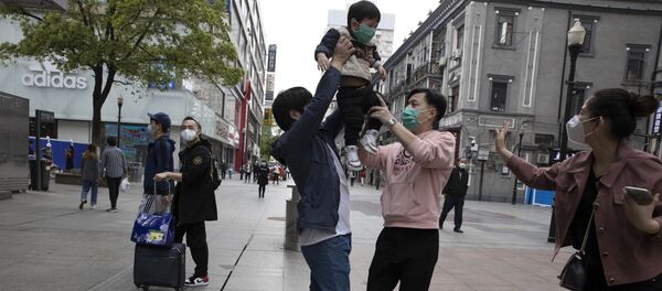Stanovnici šetaju ulicom Vuhana posle epidemije Stanovnici šetaju ulicom Vuhana posle epidemije - Sputnik Srbija