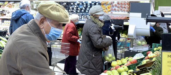 Грађани старији од 65 година у куповини - Sputnik Србија