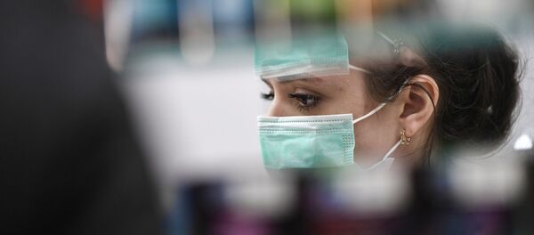 Девојка са заштитном маском - Sputnik Србија