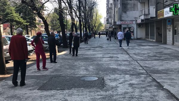 Ред испред апотеке у Подгорици. Грађани поштују препоручену међусобну удаљеност - Sputnik Србија