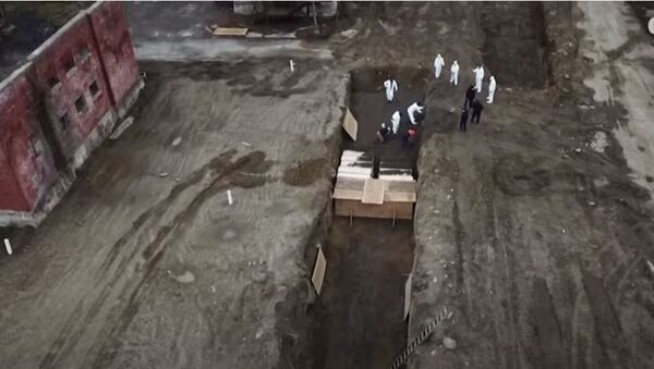 Iskopavanje masovnih grobnica u Njujorku i polaganje kovčega u njih - Sputnik Srbija