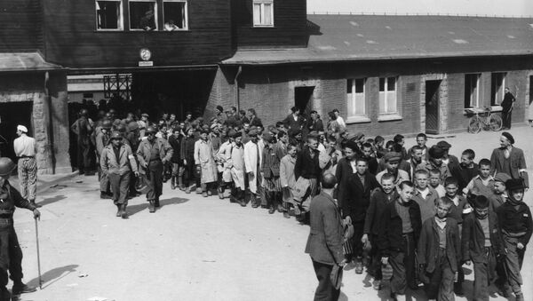  U aprilu 1945. koncentracioni logor Buhenvald oslobodile su američke trupe Treće armije koje su došle u Nemačku. Oslobođeni zatvorenici marširaju iz zloglasnog logora u kojem je umrlo više od 50.000.  - Sputnik Srbija