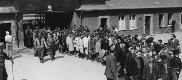 У априлу 1945. концентрациони логор Бухенвалд ослободиле су америчке трупе Треће армије које су дошле у Немачку. Ослобођени затвореници марширају из злогласног логора у којем је умрло више од 50.000. У априлу 1945. концентрациони логор Бухенвалд ослободиле су америчке трупе Треће армије које су дошле у Немачку. Ослобођени затвореници марширају из злогласног логора у којем је умрло више од 50.000. - Sputnik Србија