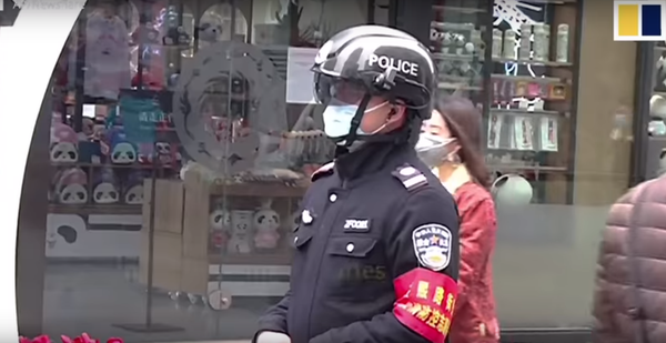 Црвена боја сигнал за специјалну патролу: Антиковид кацига чува кинеске улице /видео/ Црвена боја сигнал за специјалну патролу: Антиковид кацига чува кинеске улице /видео/ - Sputnik Србија