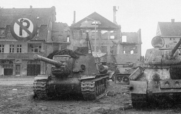 Совјетски тенкови на тргу града Кенигсбергу током Великог рата. - Sputnik Србија