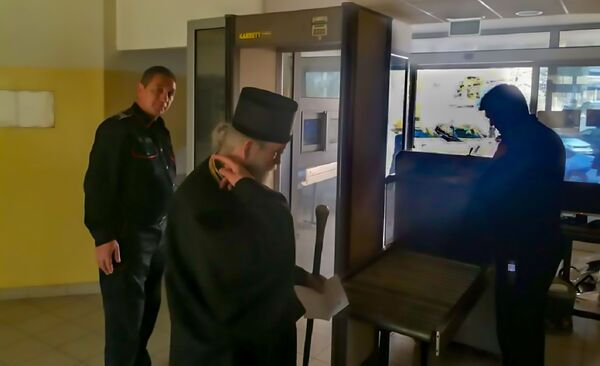 Час веронауке завршен, Амфилофије напустио зграду полиције /фото/ Час веронауке завршен, Амфилофије напустио зграду полиције /фото/ - Sputnik Србија
