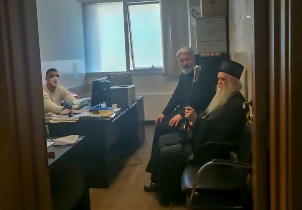 Протојереј: Митрополиту Амфилохију нарушено здравље под изговором борбе против короне Протојереј: Митрополиту Амфилохију нарушено здравље под изговором борбе против короне - Sputnik Србија