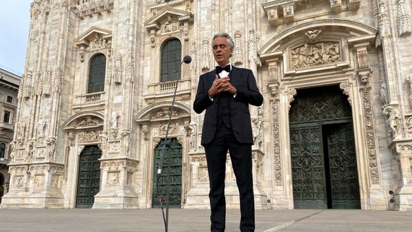 Italijanski operski pevač Andrea Bočeli vežba za uskršnji koncert ispred milanske katedrale - Sputnik Srbija