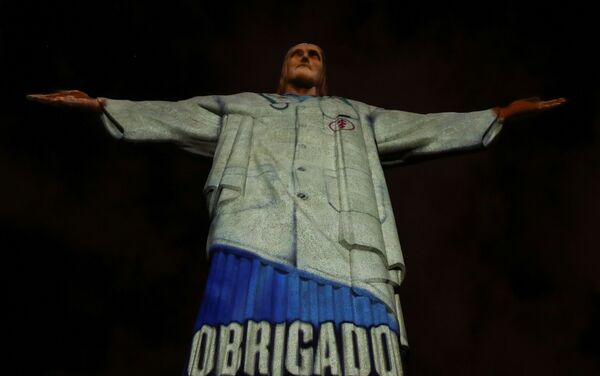 Статуа Христа Спаситеља у Рио де Жанеиру обучена у бели докторски мантил - Sputnik Србија