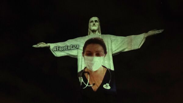 Слика докторке пројектована на статуу Христа Спаситеља у Рио де Жанеиру - Sputnik Србија