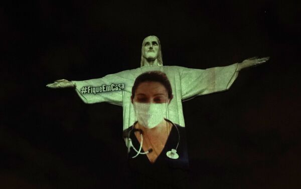 Слика докторке пројектована на статуу Христа Спаситеља у Рио де Жанеиру - Sputnik Србија