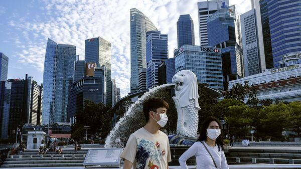 Para v maskah u statui Merliona v Singapure - Sputnik Srbija